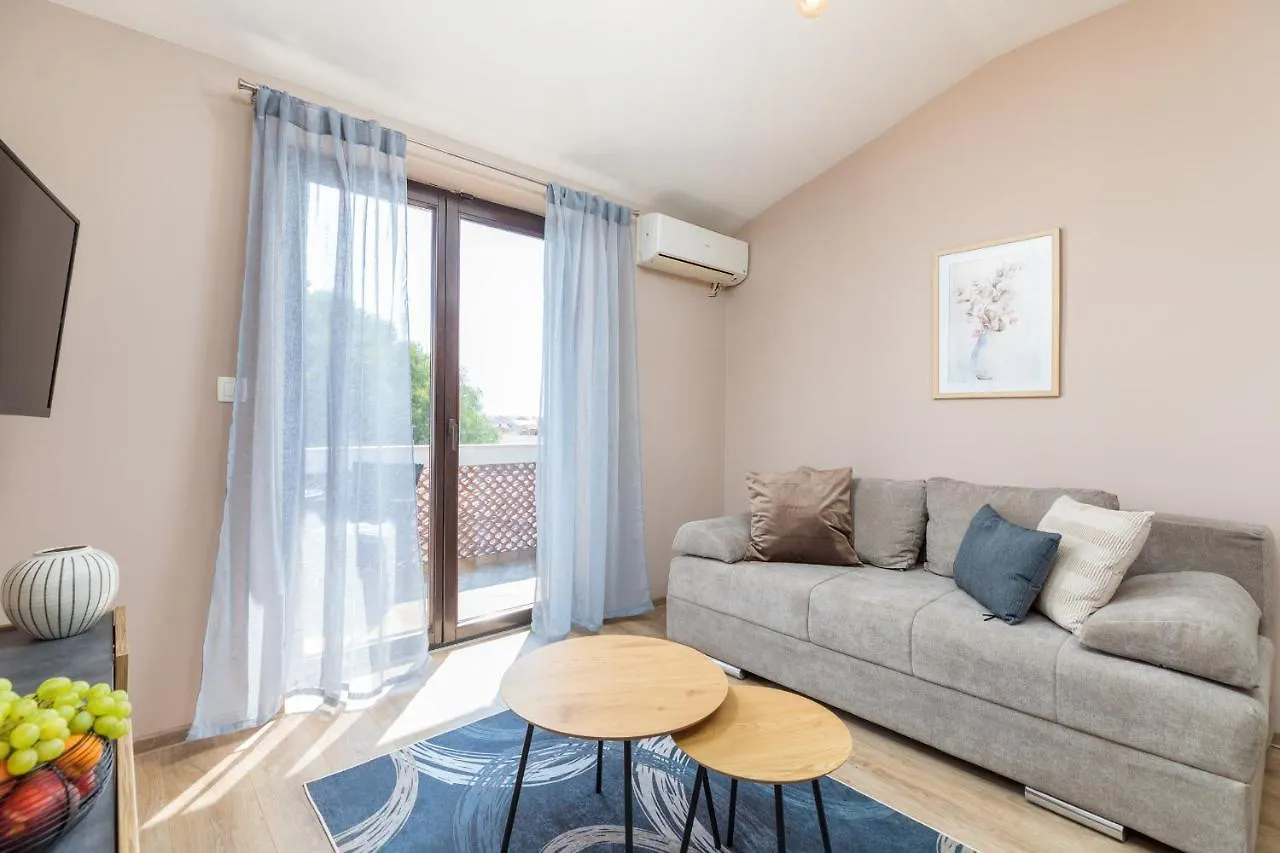 Wine House Apartments & Rooms Marceta 法扎纳