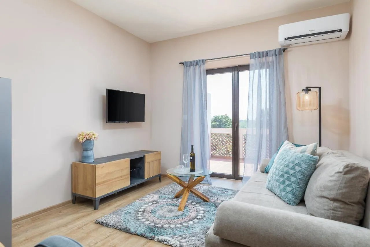 Wine House Apartments & Rooms Marceta 法扎纳